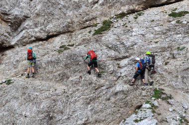 Via Ferrata Severino Kasara'da Sexten Dolomites mountains, South Tyrol, İtalya için tırmanma insanlar