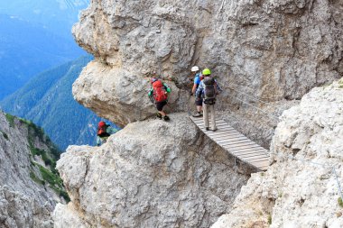 Via Ferrata Severino Kasara'da Sexten Dolomites mountains, South Tyrol, İtalya için bridge ile tırmanma insanlar