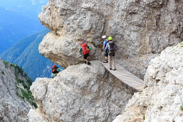Via Ferrata Severino Kasara'da Sexten Dolomites mountains, South Tyrol, İtalya için bridge ile tırmanma insanlar