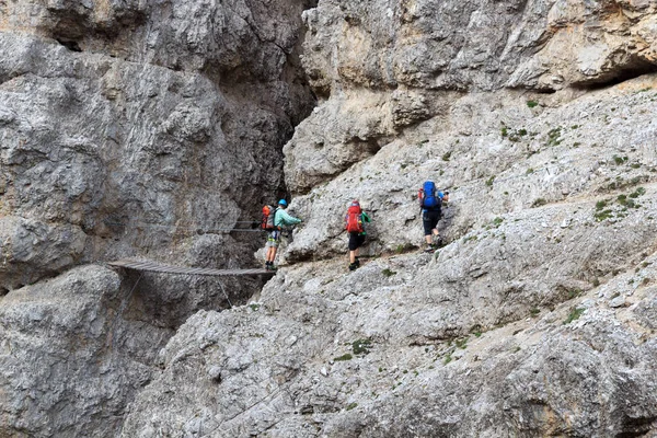 Personer som klättring på Via Ferrata Severino Casara med bron i Sexten Dolomiterna, södra Tyrol, Italien — Stockfoto