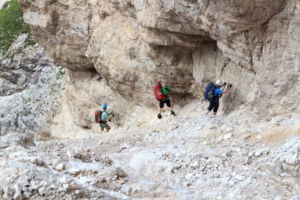 Personer som klättring på Via Ferrata Severino Casara i Sexten Dolomiterna, södra Tyrol, Italien — Stockfoto