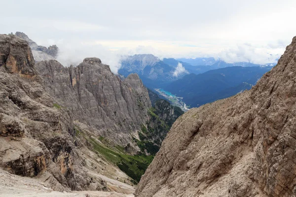 Panorama de montaña de los Dolomitas de Sexten con lago Lago di Auronzo en Vía Ferrata Severino Casara en Tirol del sur, Italia — Foto de Stock