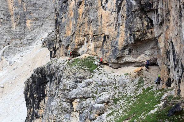 Personer som klättring på Via Ferrata Severino Casara i Sexten Dolomiterna, södra Tyrol, Italien — Stockfoto