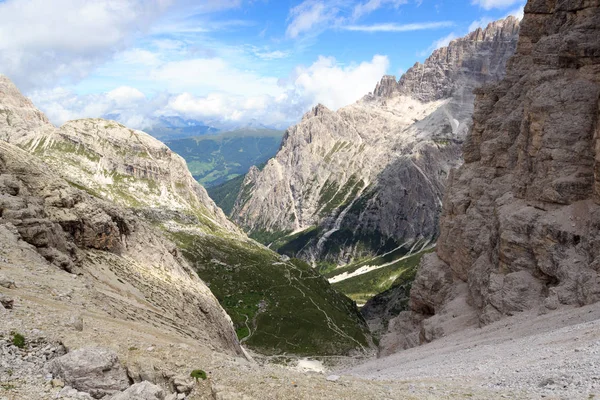 Cabaña Alpina Zsigmondyhutte, valle Fischleintal y panorama de montañas en Sexten Dolomites, Tirol del Sur, Italia — Foto de Stock