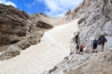 Via Ferrata Severino Kasara'da ve kar alan Sexten Dolomites mountains, South Tyrol, İtalya için tırmanma insanlar