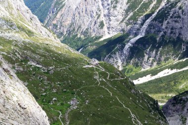 Alpine Hut Zsigmondyhutte ve dağlarda Sexten Dolomites, South Tyrol, İtalya