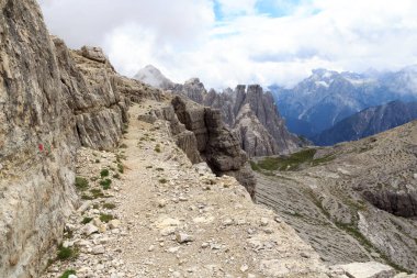 Patika Alpinisteig ve Sexten Dolomites dağ panorama South Tyrol, İtalya
