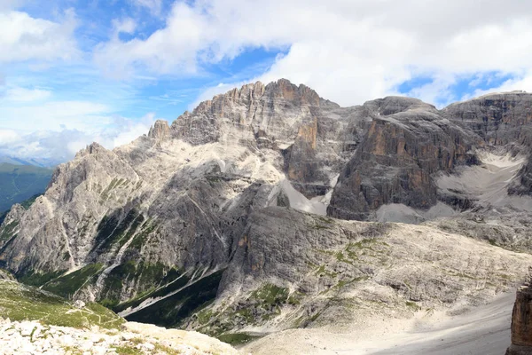 Mountain Elferkofel panorama and Alpine Hut Zsigmondyhutte in Sexten Dolomites, Tirol del Sur, Italia — Foto de Stock