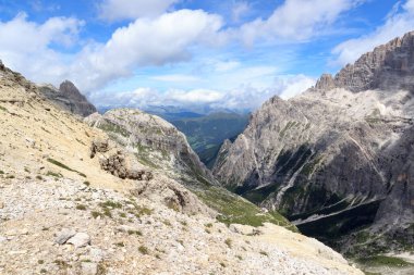 Alpine Hut Zsigmondyhutte, Vadisi Fischleintal ve dağlar panorama içinde Sexten Dolomites, South Tyrol, İtalya