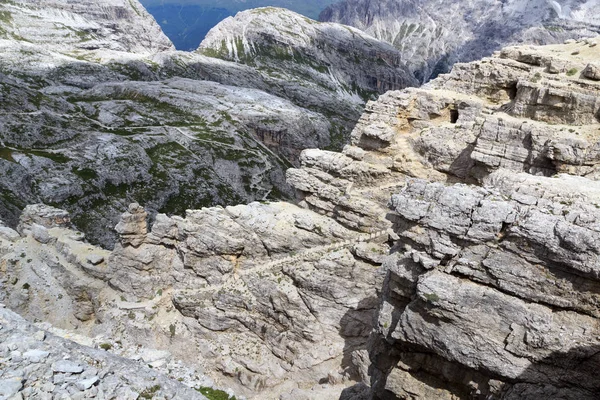 Via ferrata Alpinisteig ve Sexten Dolomites dağ panorama South Tyrol, İtalya için adımlar