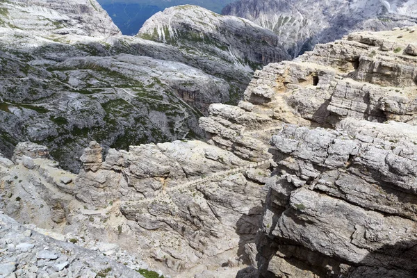ขั้นตอนที่ผ่านภูเขา Ferrata Alpinisteig และ Sexten Dolomites ในไทโรลใต้, อิตาลี — ภาพถ่ายสต็อก