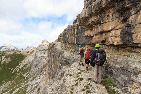 İnsanlar doğum via ferrata Alpinisteig Sexten Dolomites mountains, South Tyrol, İtalya için hiking