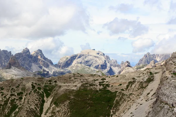 Montaña Birkenkofel panorama y sendero en Bullelejoch en Sexten Dolomites, Tirol del Sur, Italia — Foto de Stock