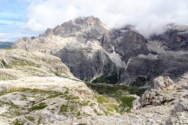 Mountain Elferkofel panorama and Alpine Hut Zsigmondyhutte in Sexten Dolomites, Tirol del Sur, Italia — Foto de Stock