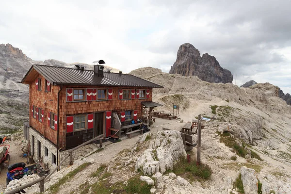 Cabane alpine Bullelejochhutte et montagne Zwolferkofel à Sexten Dolomites, Tyrol du Sud, Italie — Photo