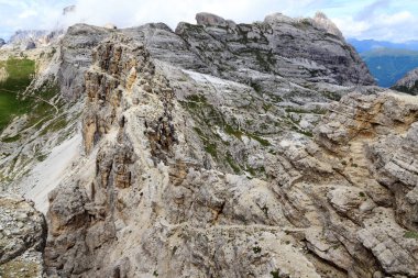 Via ferrata Alpinisteig ve Sexten Dolomites dağ panorama South Tyrol, İtalya için adımlar