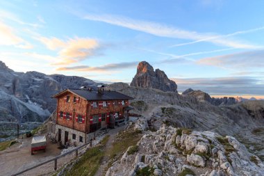 Alpine Hut Bullelejochhutte ve dağ Zwolferkofel Sexten Dolomites içinde gündoğumu, South Tyrol, İtalya