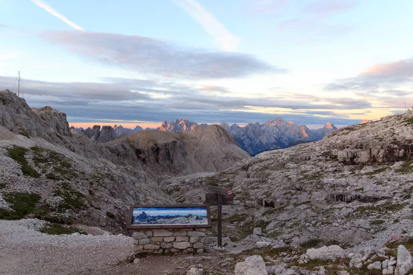 Señal y Sexten Dolomitas montañas panorama con Alpenglow al amanecer en Tirol del Sur, Italia — Foto de Stock