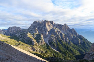 Sexten Dolomites panorama ve dağ Dreischusterspitze South Tyrol, İtalya