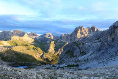 Sexten Dolomites panorama dağlar Dreischusterspitze, Birkenkofel ve Toblinger Knoten South Tyrol, İtalya