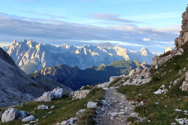 Sendero y Sexten Dolomitas panorama de montaña en Tirol del Sur, Italia — Foto de Stock