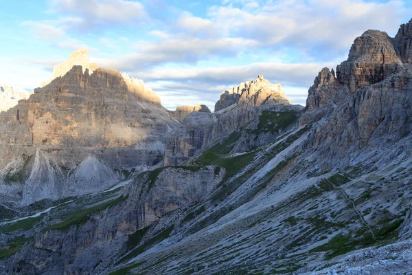 Sexten Dolomites mountain Paternkofel e pedestres em South Tyrol, Italia — Fotografia de Stock