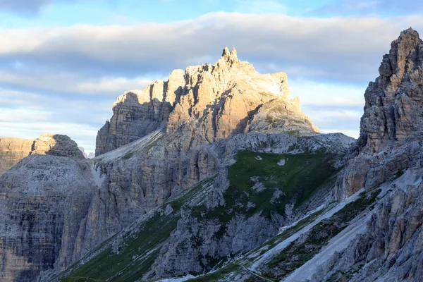 Sexten Dolomites góry Paternkofel i chodnik w regionie Południowy Tyrol, Włochy — Zdjęcie stockowe