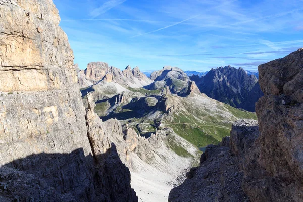 Sexten Dolomites panorama con montañas Birkenkofel, Haunold y Toblinger Knoten y cabaña alpina Dreizinnenhutte en Tirol del Sur, Italia — Foto de Stock