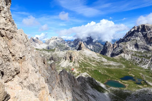 Sexten Dolomites panorama con Toblinger montaña Knoten y cabaña alpina Dreizinnenhutte en Tirol del Sur, Italia — Foto de Stock