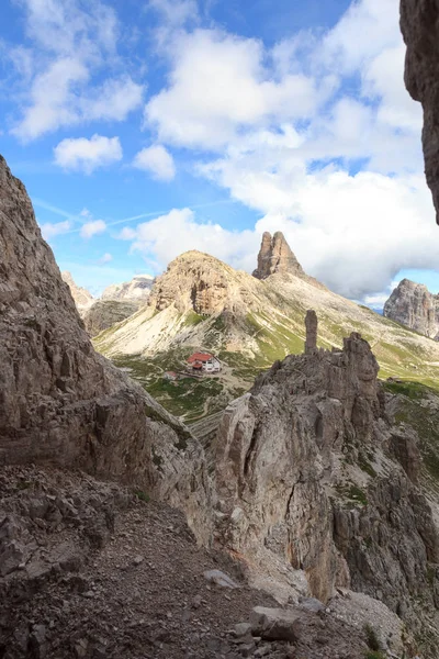 Panorama das Dolomitas Sextas com cabana alpina Dreizinnenhutte, rocha Frankfurter Wurstel e montanha Toblinger Knoten in South Tyrol, Itália — Fotografia de Stock