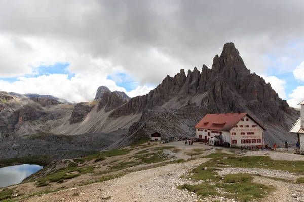 Paternkofel de montaña y cabaña alpina Dreizinnenhutte en Sexten Dolomites, Tirol del Sur, Italia — Foto de Stock