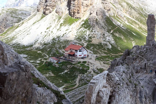 Cabane alpine Dreizinnenhutte et rocher Frankfurter Wurstel à Sexten Dolomites, Tyrol du Sud, Italie — Photo