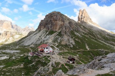 Alpine hut Dreizinnenhutte ve dağ Toblinger Knoten Sexten Dolomites, South Tyrol, İtalya içinde