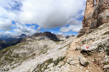 Sexten Dolomites dağ panorama ve patika South Tyrol, İtalya