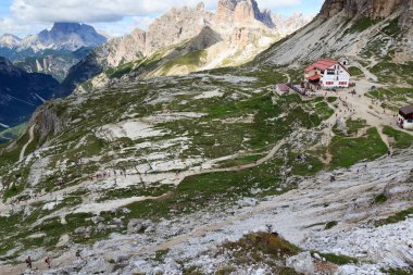 Alpine hut Dreizinnenhutte Sexten Dolomites, South Tyrol, İtalya içinde doğru hiking insanlar