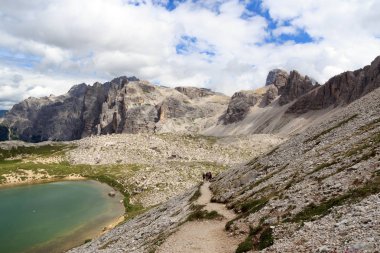Sexten Dolomites dağ panorama ve patika South Tyrol, İtalya