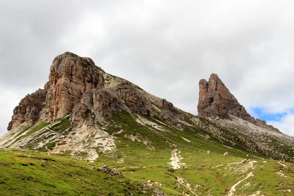 Mountain Sextner Stein y Toblinger Knoten en Sexten Dolomites, Tirol del Sur, Italia — Foto de Stock