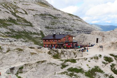 İnsanlara alpine Hut Bullelejochhutte Sexten Dolomites, South Tyrol, İtalya