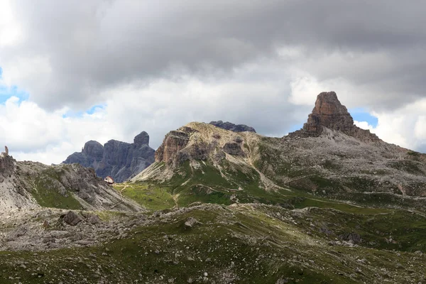 Bacówka Dreizinnenhutte i góry Toblinger Knoten w Sexten Dolomites, regionie Południowy Tyrol, Włochy — Zdjęcie stockowe