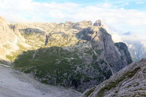 Montaña Einserkofel y cabaña alpina Zsigmondyhutte en Tirol del Sur, Italia — Foto de Stock