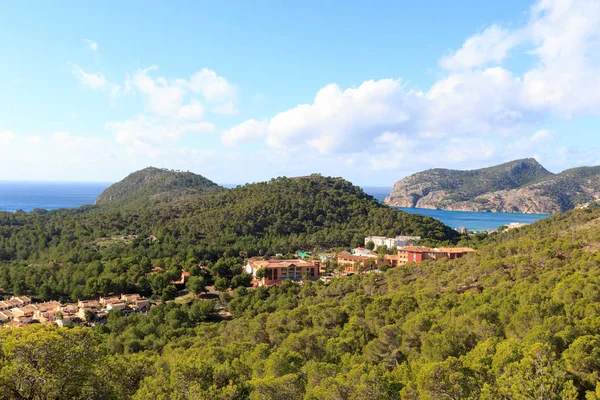 Mayorka dağ panorama ve Akdeniz deniz kenarında Peguera, İspanya — Stok fotoğraf