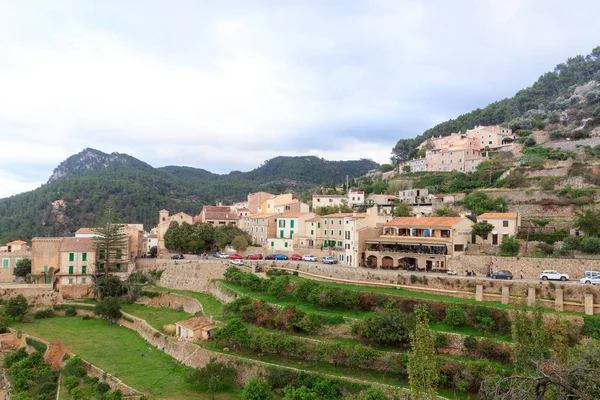 在西班牙的马略卡岛上的小镇 Banyalbufar 山全景 — 图库照片