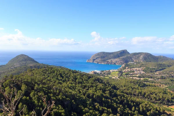 Mayorka dağ panorama, Akdeniz ve şehre Camp de Mar yakınındaki Peguera, İspanya — Stok fotoğraf