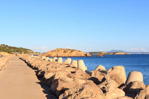 Mullvad och Medelhavet vid hamnen Puerto Portals i Portals Nous på Mallorca, Spanien — Stockfoto