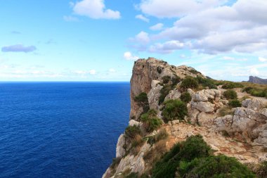 Gözetleme noktası Mirador Es Colomer Cap de Formentor cliff sahilinde ve Akdeniz, Majorca, İspanya