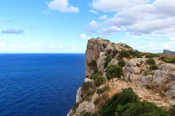 Kilátó Mirador Es Colomer a Cap de Formentor cliff partján és a Földközi-tenger, Mallorca, Spanyolország — Stock Fotó