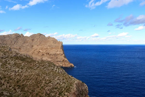 Cap de Formentor cliff coast and Mediterranean Sea, Maiorca, Espanha — Fotografia de Stock