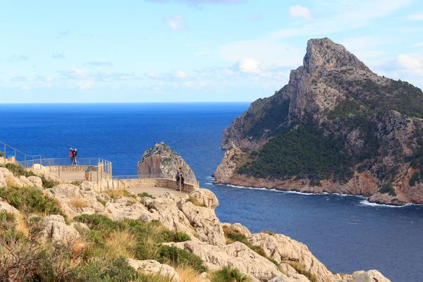 Kilátó Mirador Es Colomer a Cap de Formentor cliff partján és a Földközi-tenger, Mallorca, Spanyolország — Stock Fotó