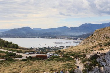 Port de Pollenca dağa panorama ve Akdeniz, Majorca, İspanya
