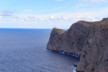 Akdeniz, Majorca, İspanya ile de Formentor deniz feneri ve Uçurumun kıyısında kap